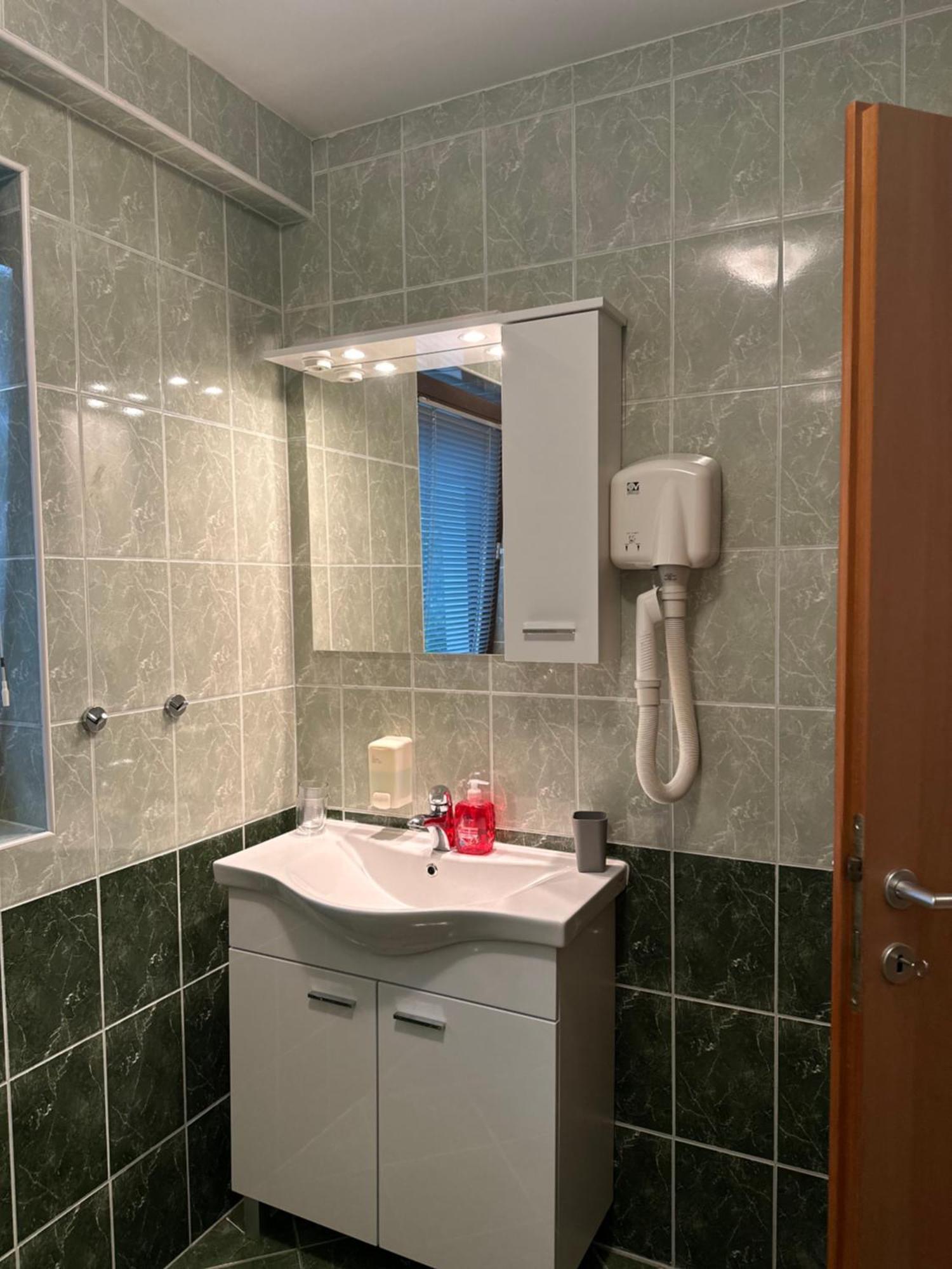 Martinova Izba - Rooms & Apartments Laško Esterno foto